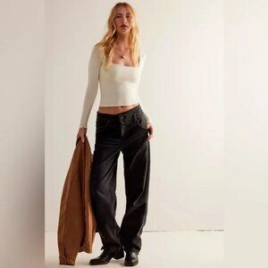 084 We the Free CrossRoads Mid Rise Boyfriend asymmetrical jeans NWT Size 26